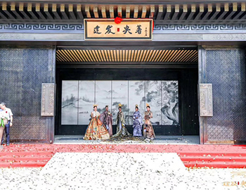 【建發(fā)·央著】國境盛啟，誰在為世界立著？！